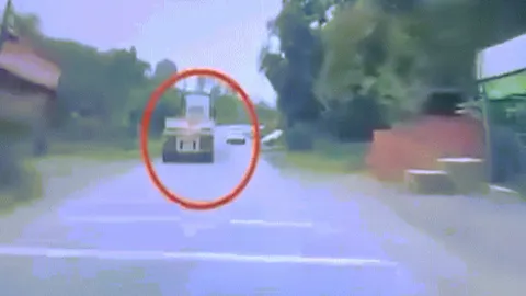 Clip: Xe đầu kéo "đòi hơn thua" ô tô con rồi gây tai nạn