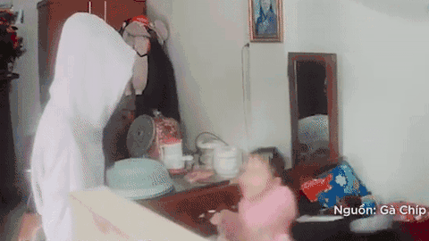 Người mẹ bí mật về thăm con gái sau 3 năm đi xuất khẩu lao động và cái kết