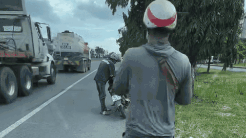 Gần 3 triệu lượt xem khoảnh khắc nam tài xế khuyết tật giúp đỡ thanh niên dắt bộ xe máy