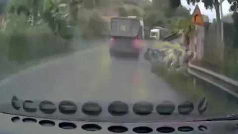 Clip: Đường trơn xe ben ôm cua văng đuôi vào đầu ô tô ngược chiều