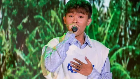 Hồ Văn Cường diện đồ đúng tuổi, hát nhạc trẻ trong đêm diễn: Khán giả phản ứng thế nào?