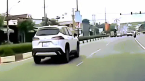 Clip: Dừng đèn tín hiệu Toyota Cross bị xe tải đâm biến dạng phía sau