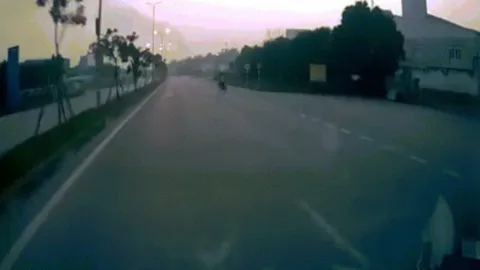Clip: Hết hồn xe đạp chuyển làn không nhìn, ô tô phanh cháy lốp từ xa