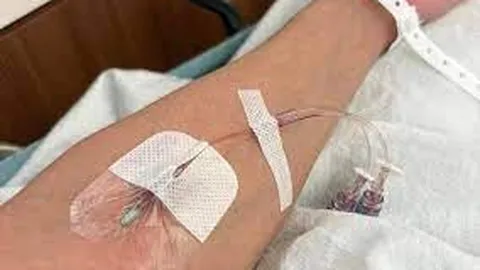Nam ca sĩ Vbiz nhập viện cấp cứu ở Mỹ, nhiều đồng nghiệp cầu bình an