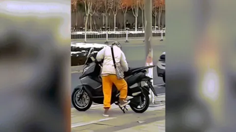 Clip: Pha dựng chân chống giữa có 1-0-2 của cô gái cực đáng yêu