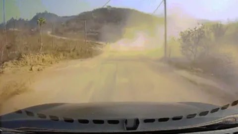 Clip: Hú hồn thanh niên xuất hiện trước đầu ô tô sau pha thổi bụi làm đường