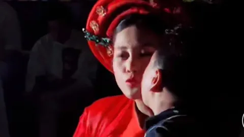 Phương Oanh được Shark Bình hộ tống đi làm, có hành động chú ý giữa chốn đông người