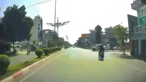 Clip: Khó hiểu xe máy đâm trúng ô tô sang đường như chỗ không người