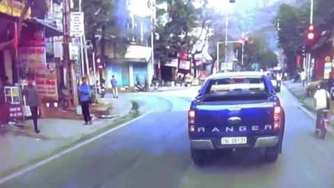 Clip: Thót tim cụ ông lái xe bán tải loay hoay mãi không đi qua đèn giao thông