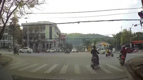 Clip: Người phụ nữ thản nhiên vượt đèn đỏ rồi gây họa cho xe máy khác