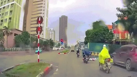 Clip: Giật mình xe máy đi ngược chiều phóng nhanh như cơn gió