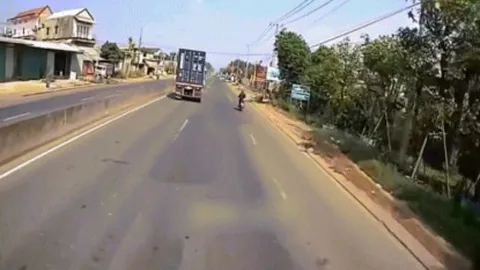 Clip: Hú hồn xe máy lao thẳng vào hàng rào bên đường tránh container rẽ phải