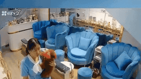 Đứng đón khách, 2 nữ nhân viên tiệm làm đẹp được phen 'xanh mặt'