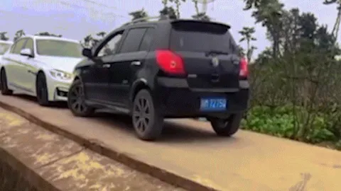 Clip: Hú hồn phong cách nhường đường của chị em Ninja lên tầm cao mới