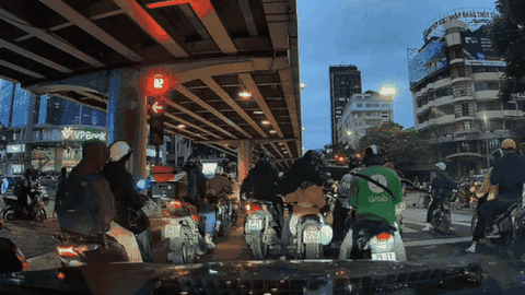 Dừng đèn đỏ giữa trời đông giá rét, người phụ nữ có hành động khiến tất cả ấm lòng