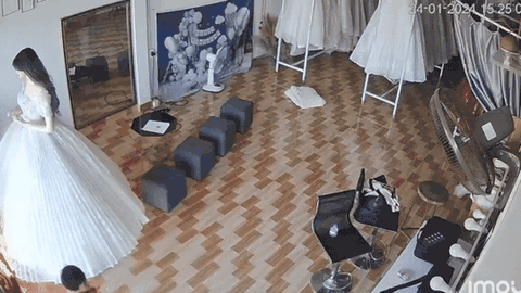 Váy cưới đắt đỏ bất ngờ bốc cháy, chủ tiệm xem lại camera thấy cảnh tức anh ách
