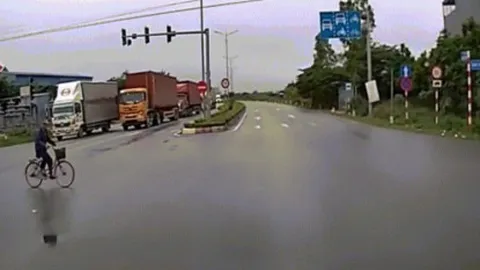 Clip: Thót tim cụ ông nhảy khỏi xe đạp tránh xe bán tải đâm trực diện