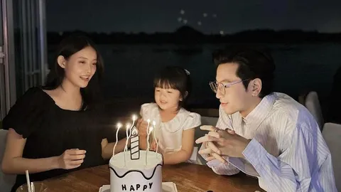 Trương Mỹ Nhân nắm chặt tay chồng, thấm mệt khi sinh con lần hai