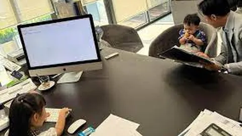 Theo phụ huynh đi làm, nhóc tỳ nhà Cường Đô La ra dáng 'tổng tài nhí'