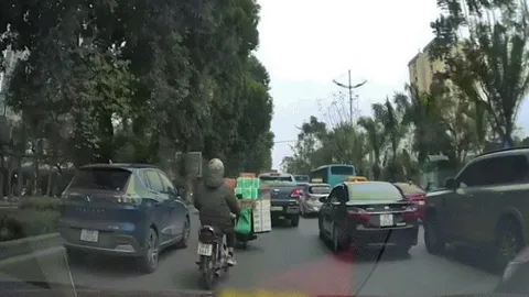 Clip: Cười chảy nước mắt với pha "Nhất tiễn hạ song điêu" của xe máy