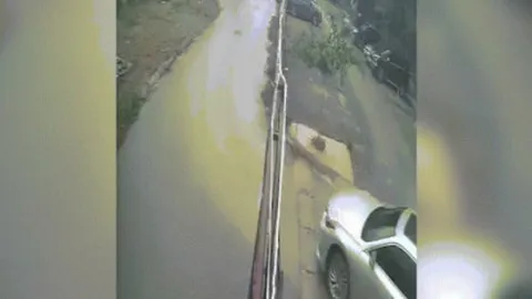 Clip: Chạy xe máy như mơ ngủ, thanh niên phi thẳng vào ô tô