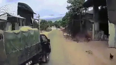 Clip: Fast & Furious phiên bản Việt, lật nghiêng suýt đè xe máy bên đường