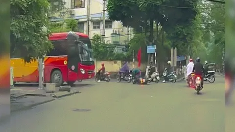 Clip: Thót tim người phụ nữ bị xe khách đâm ở giữa đường