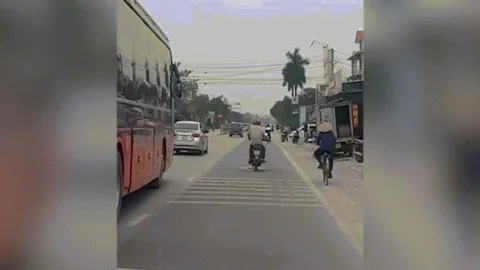 Clip: Tài xế xe máy siêu vẹo, đánh võng trên đường