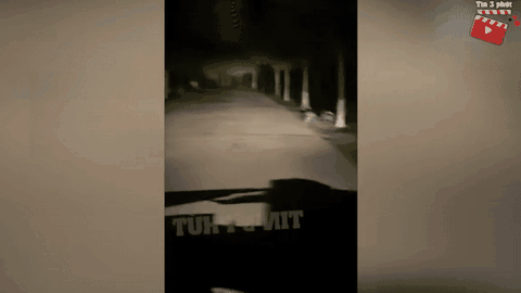 Đi xe đạp trên đường tối được ô tô soi đèn, cậu bé nào ngờ đến cái kết