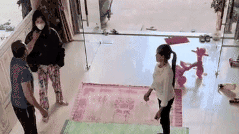 Cô gái âm thầm trở về thăm gia đình sau 3 năm du học xa nhà và cái kết 'dở khóc dở cười'