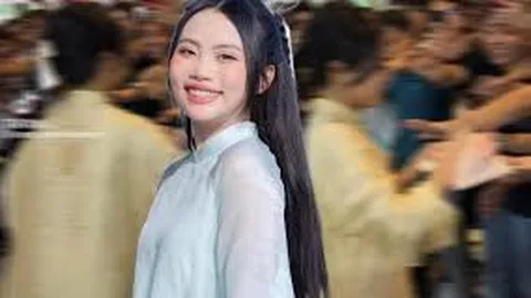 Phương Mỹ Chi bị hàng trăm khán giả vây kín sau đêm diễn, có hành động ghi điểm