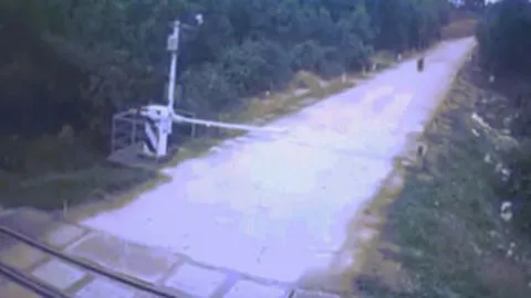 Clip: Tông trúng rào chắn, người đàn ông may mắn tránh tàu đâm phải