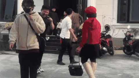 Đại gia đình tươi như hoa sang nhà họ hàng chúc Tết, vừa thấy gia chủ liền quay đầu đi ra