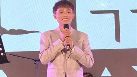 Hồ Văn Cường chạy show Tết, khán giả liên tục lên sân khấu tặng lì xì