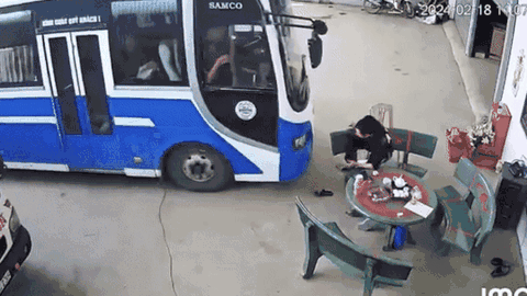 Đang ngồi bấm điện thoại, nam thanh niên gặp tình huống không ngờ đến