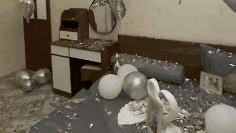 Trở về phòng tân hôn sau đám cưới, cô dâu chú rể được phen ngán ngẩm