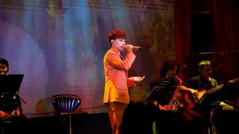 Hồ Văn Cường ngẫu hứng hát chay bài vọng cổ tặng khán giả trong đêm nhạc