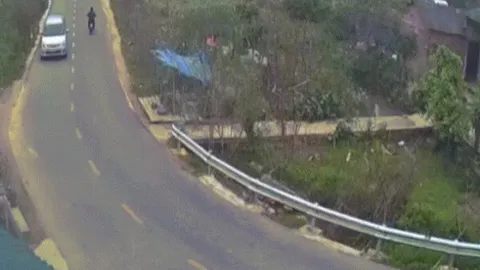 Clip: Xe máy đối đầu ô tô nảy lửa tại khúc cua