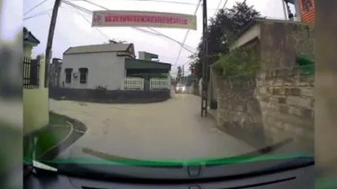 Clip: Pha nhường đường "khó hiểu" của tài xế Toyota