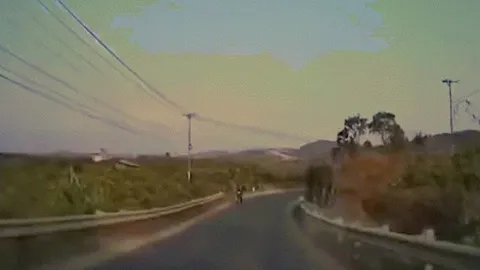 Clip: Kinh hoàng pha ôm cua "cực gắt" khiến người trong xe kêu gào thảm thiết