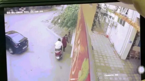 Clip: Kinh hoàng ô tô lùi xe như chỗ không người, đâm cô gái "dính" vào tường