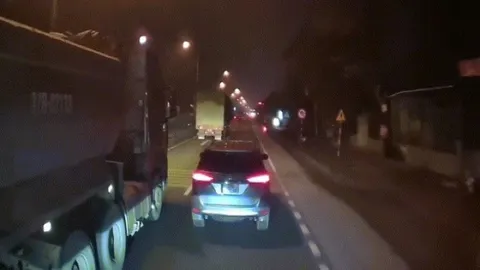 Clip: Đi song song với "hung thần xa lộ", ô tô con nhận kết đắng