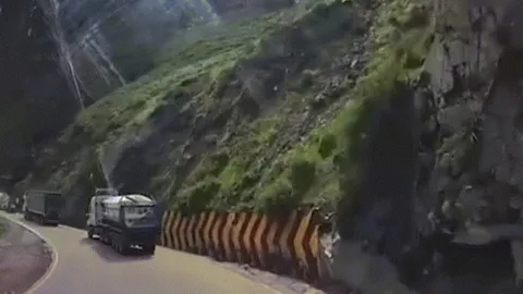 Clip: Kinh hoàng xe tải bị đá rơi trúng bẹp rúm không nhận ra