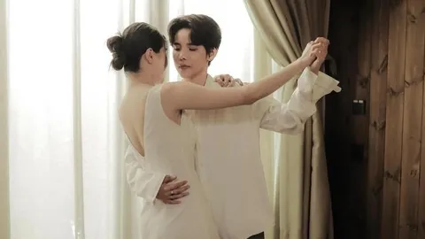 Vũ Cát Tường công khai bạn gái, vội đính chính một điều