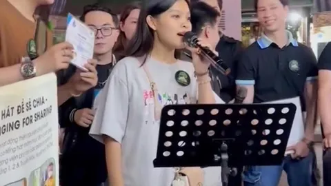 Nữ ca sĩ trẻ 'gây sốt' khi hát ngoài đường, hóa ra là con nuôi Phi Nhung