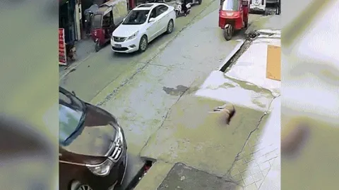 Clip: Ô tô gặp nạn khi quay đầu và đoạn đường bất ổn sau đó