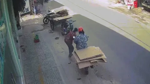 Clip: Nhặt tiền bị rơi, người phụ nữ bị xe máy đâm đập đầu xuống đường