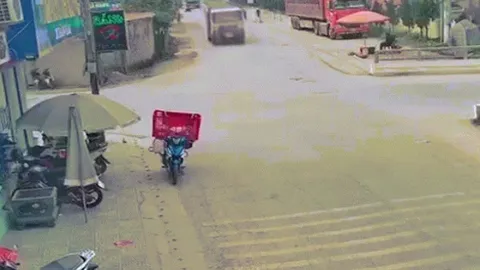 Clip: Xe bán tải "đâm ngang" xe tải ngay tại ngã tư