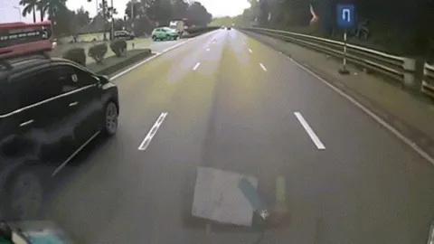 Clip: Hai tài xế thiếu quan sát, đâm nhau "toạc" đầu ô tô