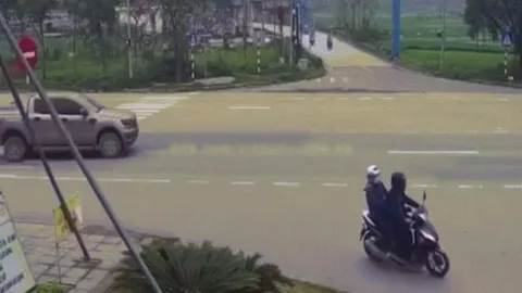 Clip: Bán tải mắc lỗi khi sang đường bị xe tải đâm nát một bên